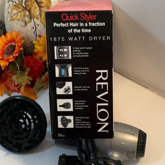 REVLON BLOW-DRYER QUICK STYLER - Picture 2 of 2